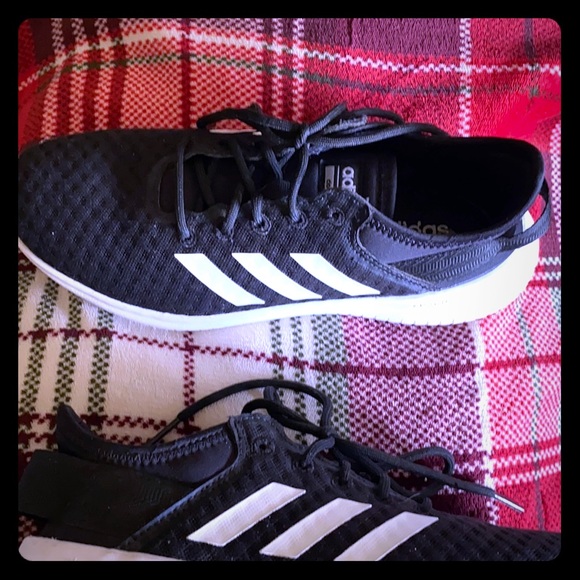 comfortable black tennis shoes